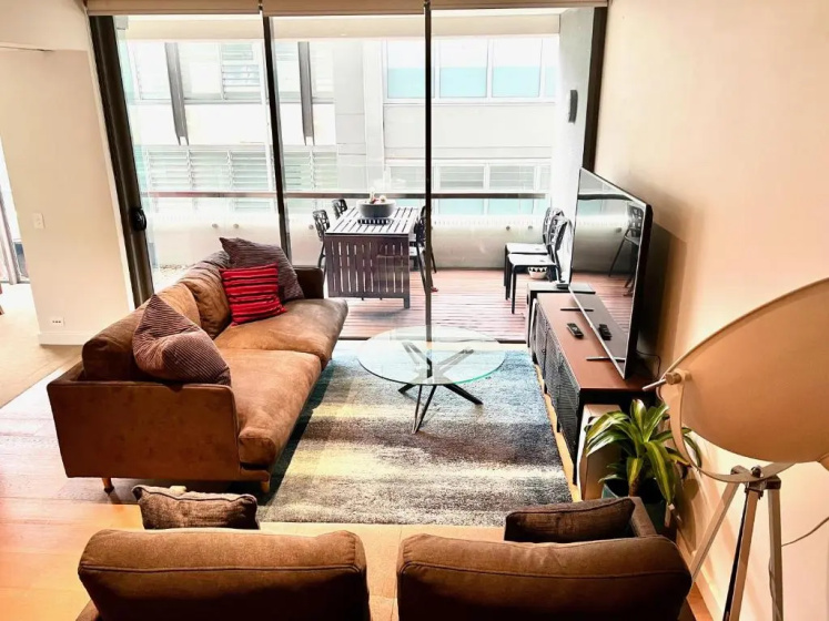 Цены на Lovely 1 bedroom apartment in Crows Nest в Сиднее