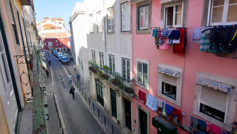 Apartment With Yard in Alfama — отель с удобным расположением в Лиссабоне