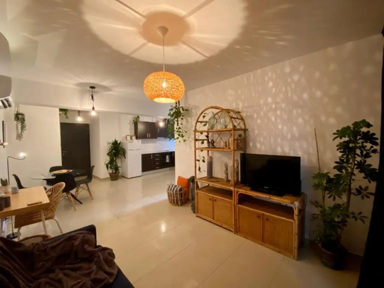 Fat Cow Apartment 102 — отель с удобным расположением в Ларнака