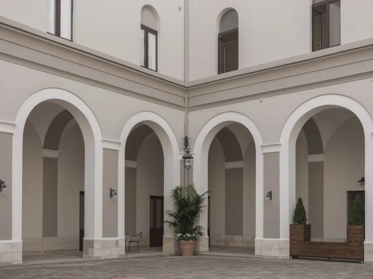 Residenza d'epoca Chiostro San Francesco — комфортный отель в Неаполе