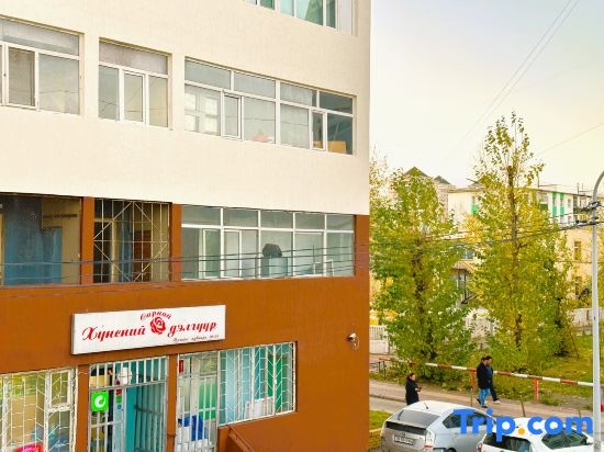 Apartment 44, spacious living area, separate kitchen & 1 bedroom — отель с удобным расположением в Улан-Батор