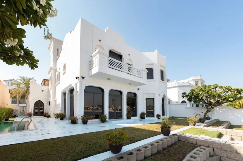 Exclusive 5BR Palm Villa w Private Pool and Beach — комфортный отель в Дубае