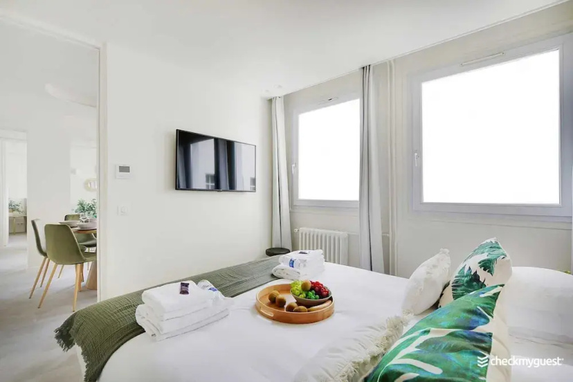 Цены на Charming Apartment - 2br/6p - Faubourg-du-roule в Париже
