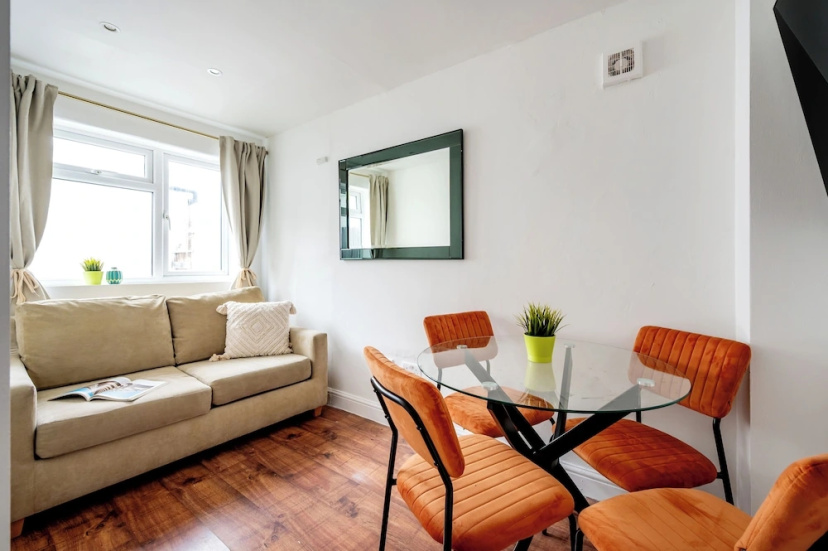 2 Bedroom flat in Putney by the river — забронировать отель в Лондоне