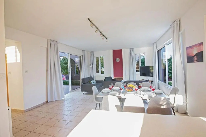 Villa Ayia Triada Beautiful 5BDR Villa with Pool Close to all Beaches and Amenities — забронировать отель в Протарас