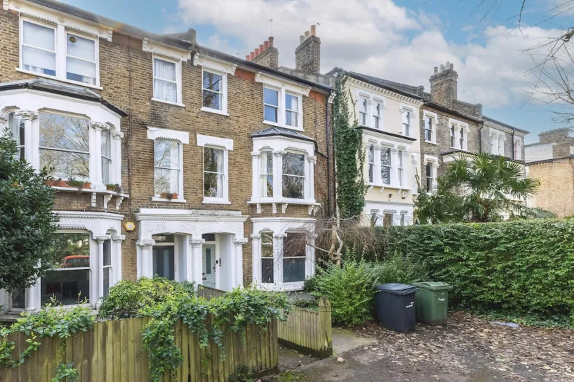 Цены на Leafy & Stylish Brixton Retreat в Лондоне