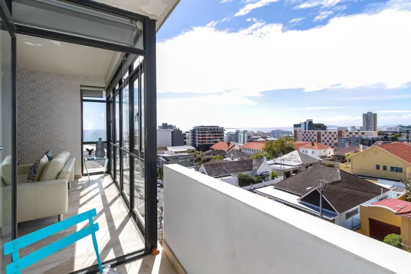 2 Bed Bantry Bay City and Sea View 100m to Beach — комфортный отель в Кейптауне