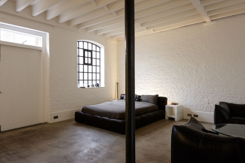 Incredible Designer Warehouse Close to Trendy Shoreditch — отель с удобным расположением в Лондоне