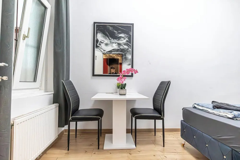 Spacious 5BR Apt Close to Augarten — отель с удобствами в вене
