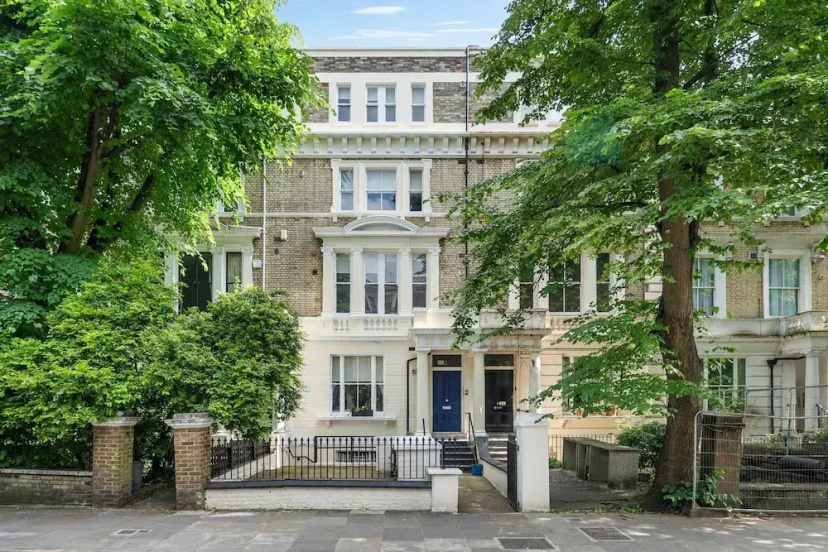 2-bed Notting Hill Apartment With Garden Access — отель с удобным расположением в Лондоне