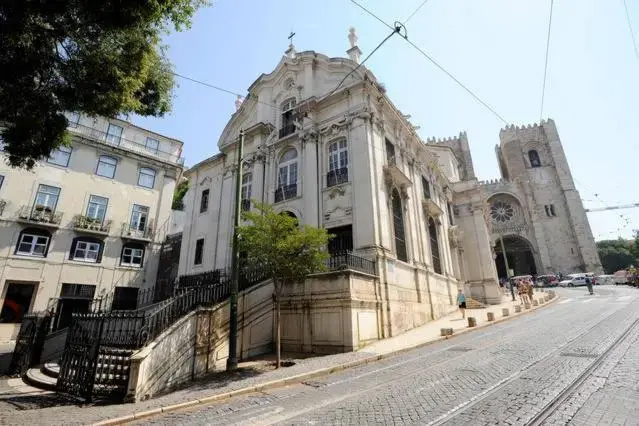 Casa Largo de Santo Antonio da Sé 8 — отель с удобным расположением в Лиссабоне