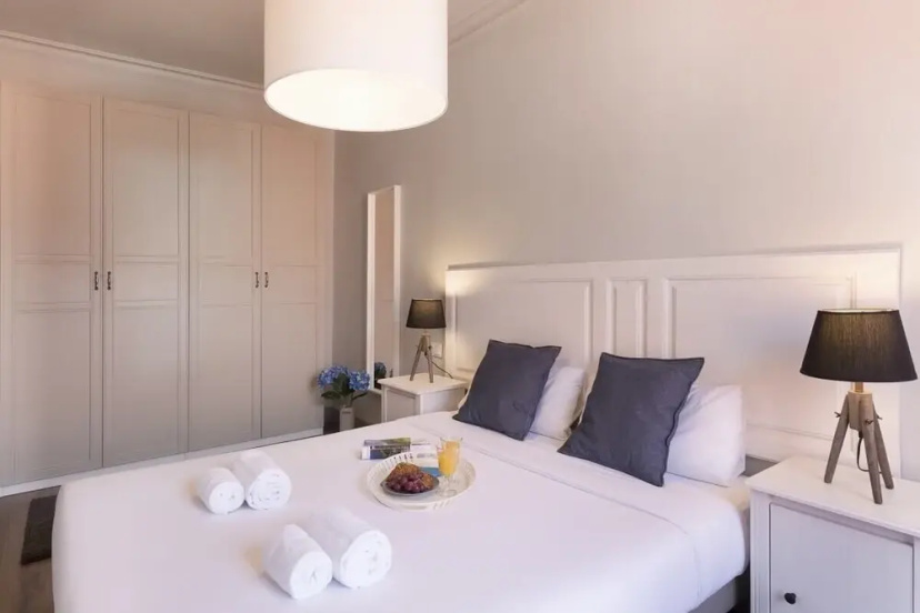 Modern 3 Bedroom Apartment With Balcony in Lesseps — отель с удобным расположением в Барселоне
