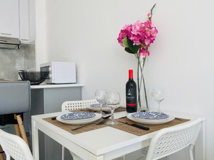 Pink Flamingo 1-BR apartment in Larnaca — отель с удобствами в Ларнака
