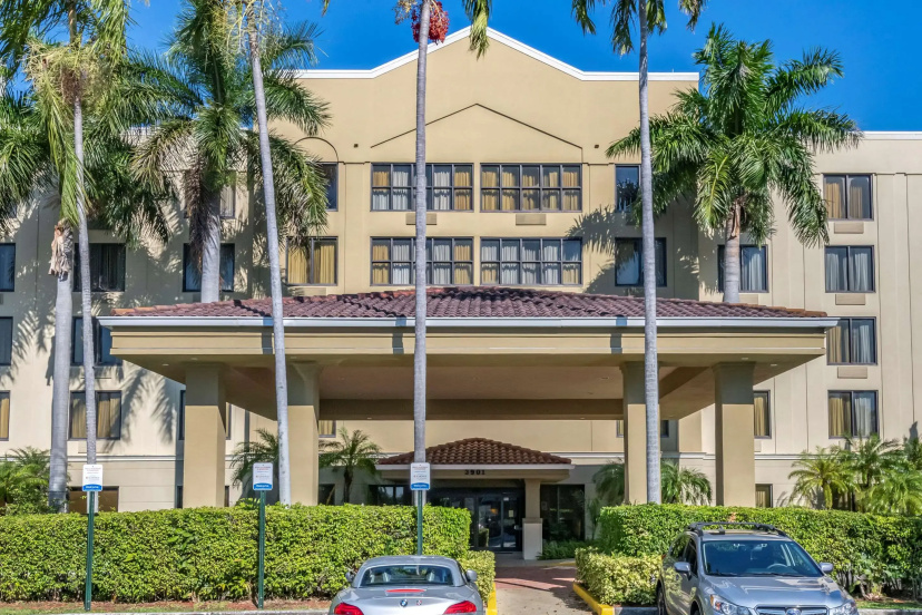 Comfort Suites Miami - Kendall — отель с удобным расположением в Майами
