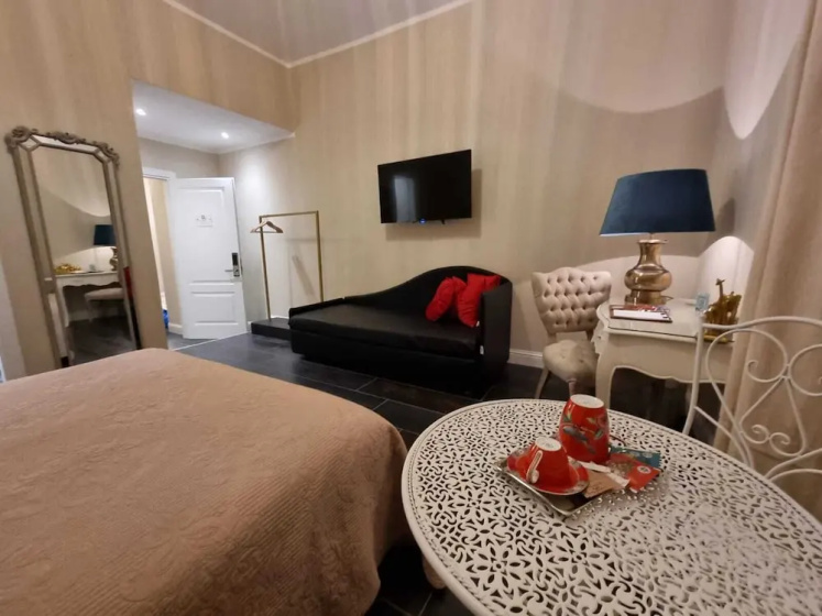 Цены на Domus Aurea Luxury в Неаполе