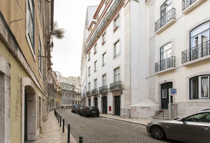ALTIDO Elegant 3BR Apt w/workspace in Chiado 3 — отель в Лиссабоне, Португалия