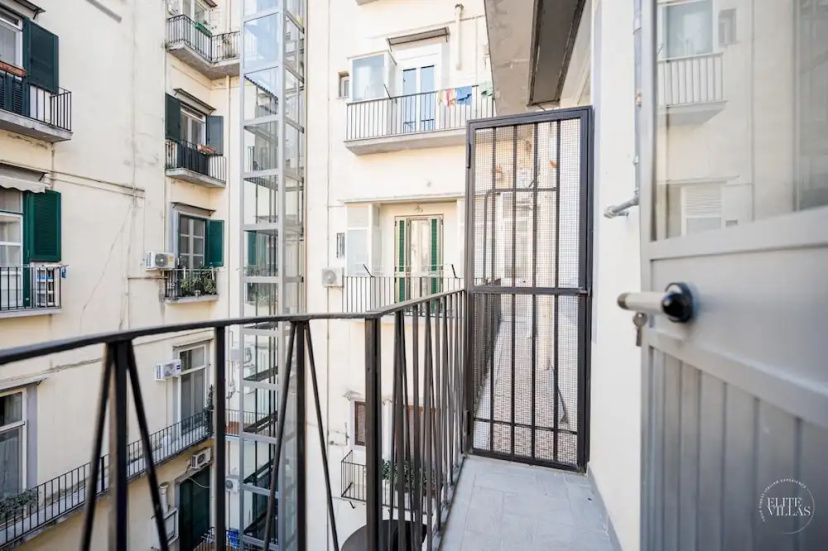 Poerio 98 Luxury Apartment — комфортный отель в Неаполе
