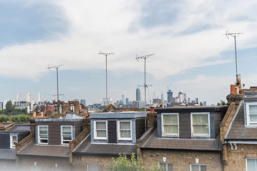 Comforting Clapham Home By The Overground Station — отель с удобным расположением в Лондоне