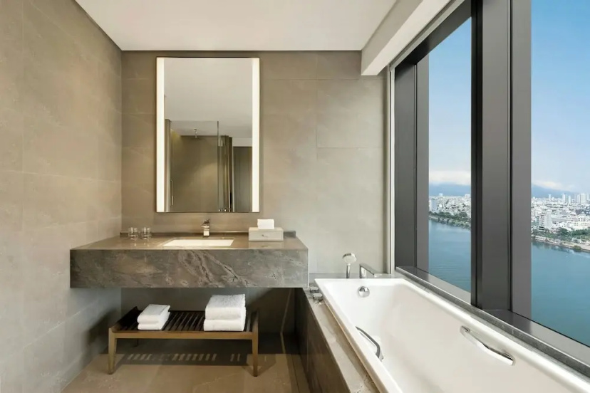 Сравните цены на Courtyard by Marriott Danang Han River в Дананге