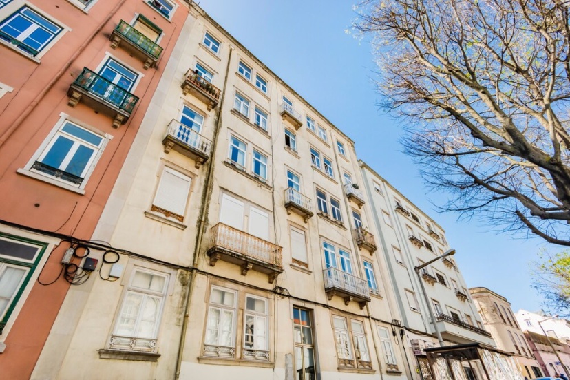 Bright & Beautiful Top Floor Graça Flat — комфортный отель в Лиссабоне