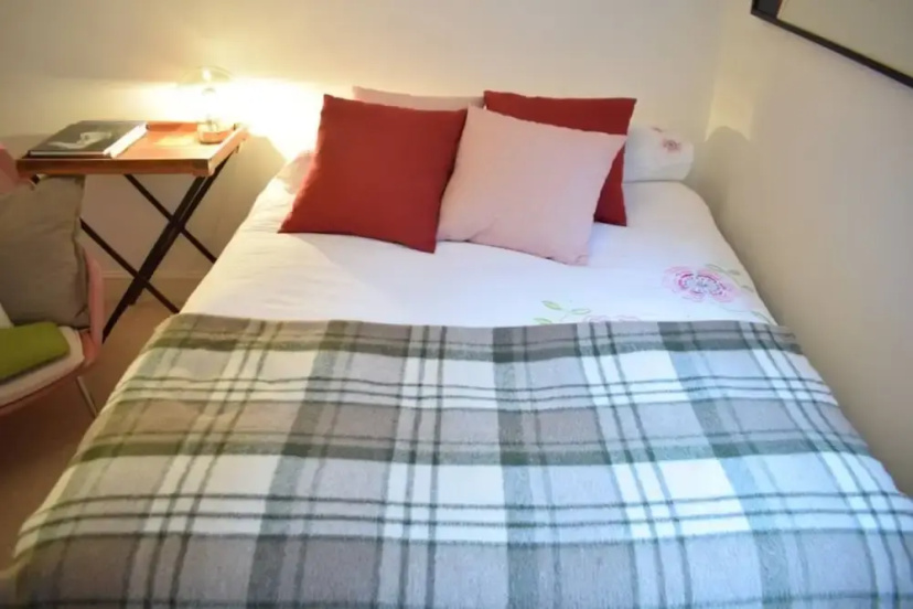 West Kensington Stunning 2 Bedroom Flat With Balcony — отель с удобным расположением в Лондоне