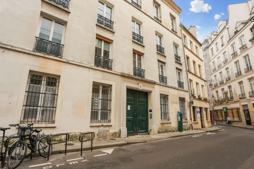 Cozy Getaway in Le Marais Heart of Paris — забронировать отель в Париже