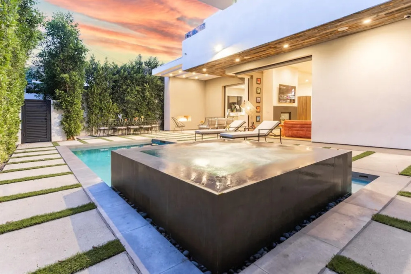 Luxe Weho Villa, Walk to Melrose Ave, Pool + Hot Tub North Vista by Avantstay — отель с удобствами в Лос-Анджелесе