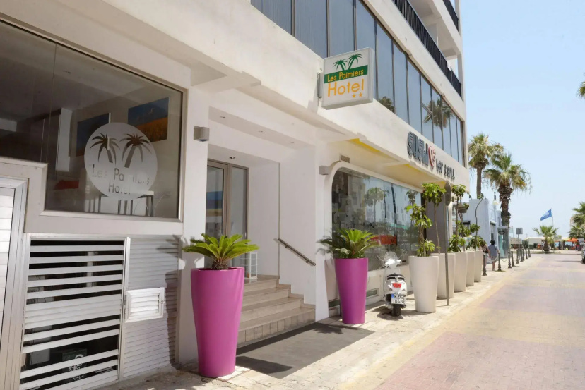 Les Palmiers Beach Hotel — отель с отзывами гостей в Ларнака