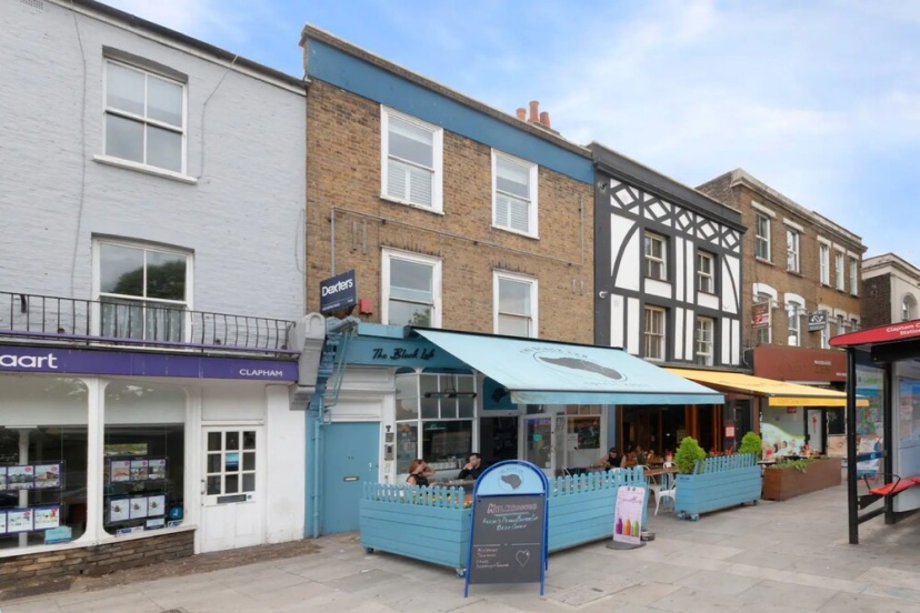 Airy 2 Bedroom Apartment Next to Clapham Common — отель с удобствами в Лондоне