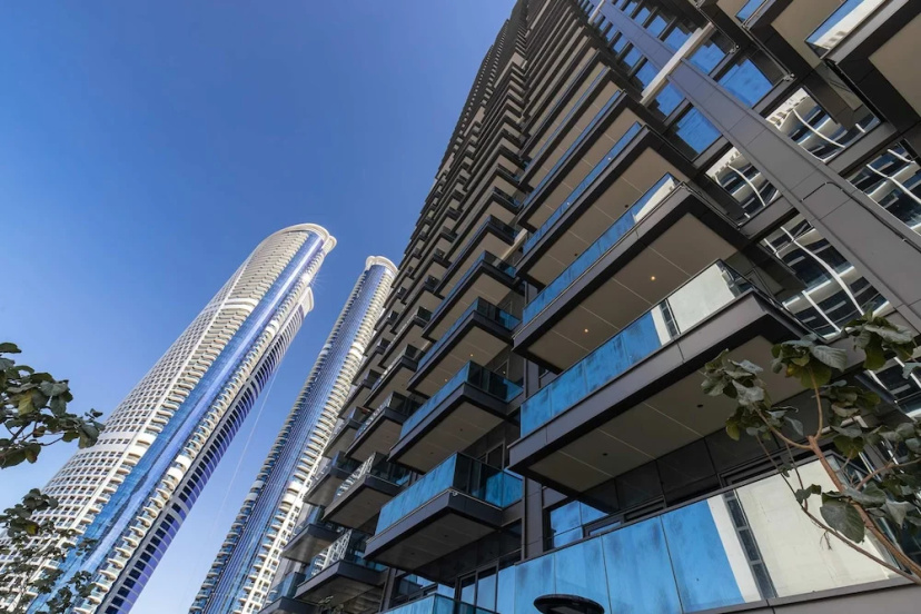 Luxurious 3Br Apt in Nobles Tower Full Burj View — отель с удобным расположением в Дубае