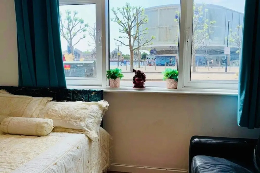 Cosy London Apartment With River View — отель с удобным расположением в Лондоне