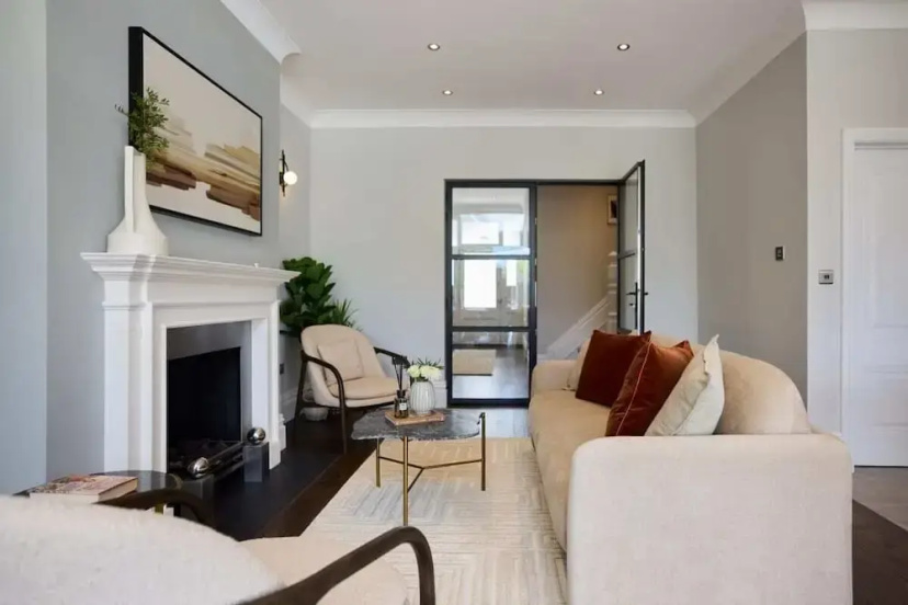 The Roehampton Place - Elegant 5bdr House With Garden + Parking — отель с удобствами в Лондоне