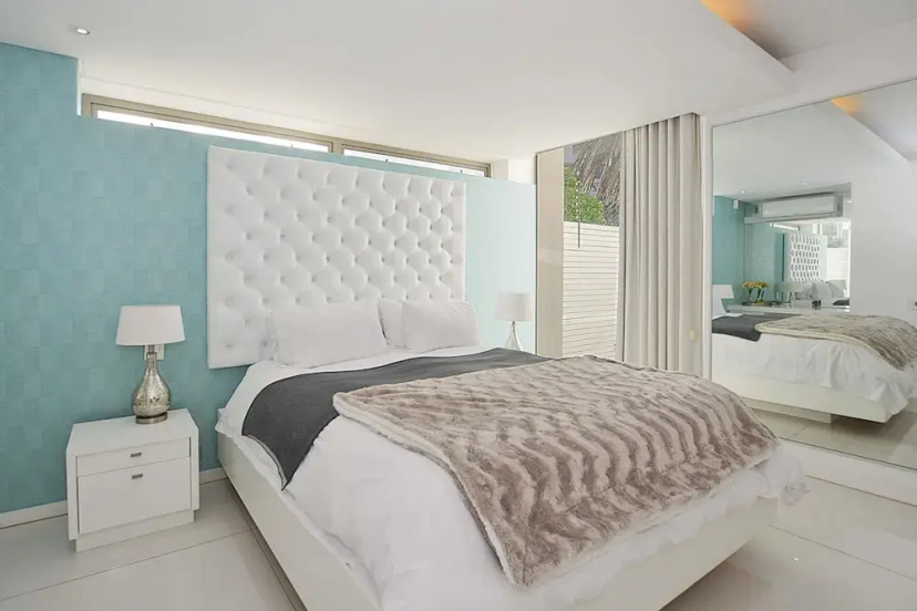 Villa Bleu Blanc in Camps Bay With Pool and Views — забронировать отель в Кейптауне