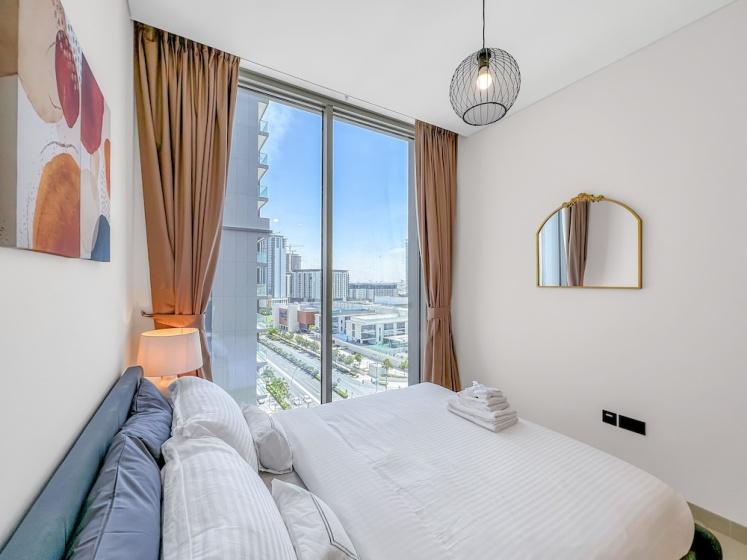 Luxury StayCation - Elegant Apartment With Balcony and Large Pool — комфортный отель в Дубае