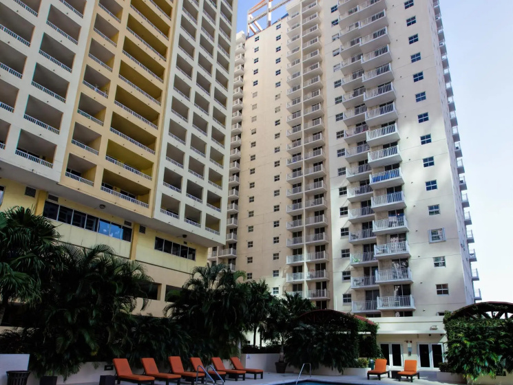 Fortune House Hotel Suites — отель с удобным расположением в Майами