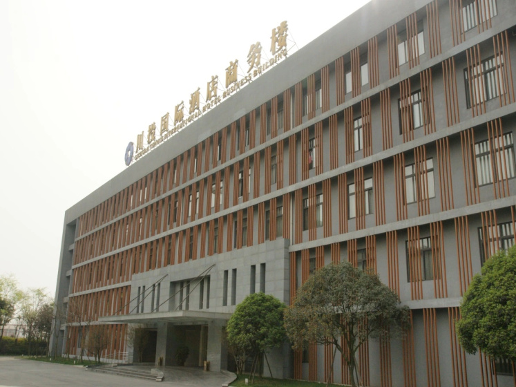 Sichuan International Tennis Hotel — отель в Чэнду для семейного отдыха