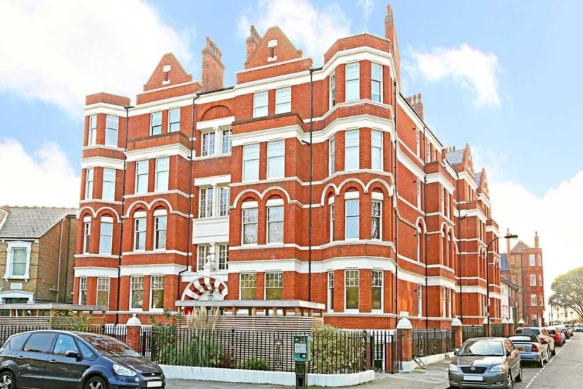 Цены на Stylish Apartment set in Victorian Red Brick в Лондоне