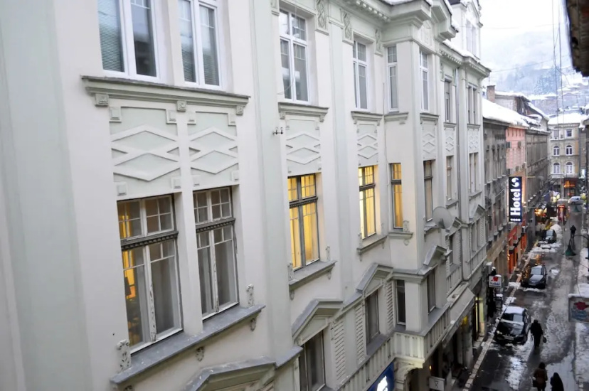 Modern Room for 4- Artistic Guesthouse-main Street — комфортный отель в Сарајево