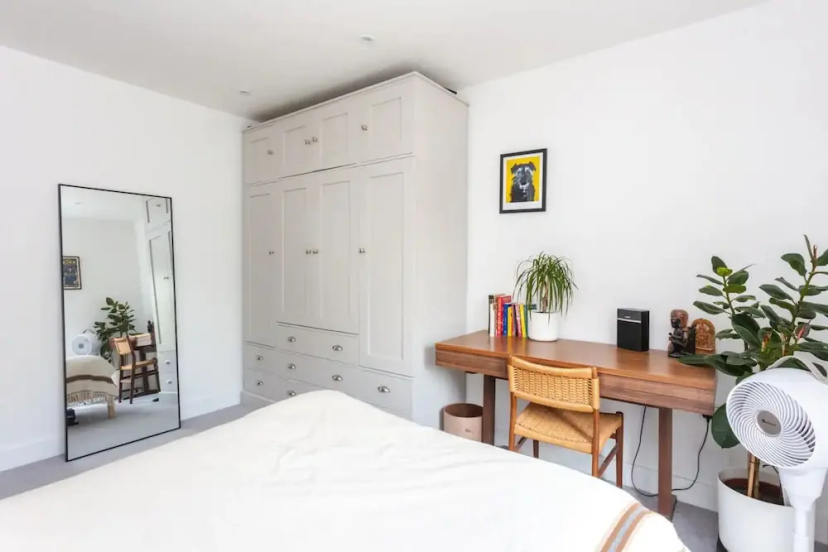 Bright 2 Bedroom Apartment Near Victoria Park — забронировать отель в Лондоне