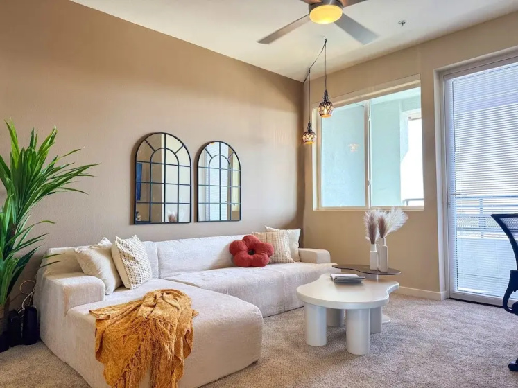 Stylish Getaway W Pool GYM Parking 10 Min to Cedar — отель с удобствами в Лос-Анджелесе