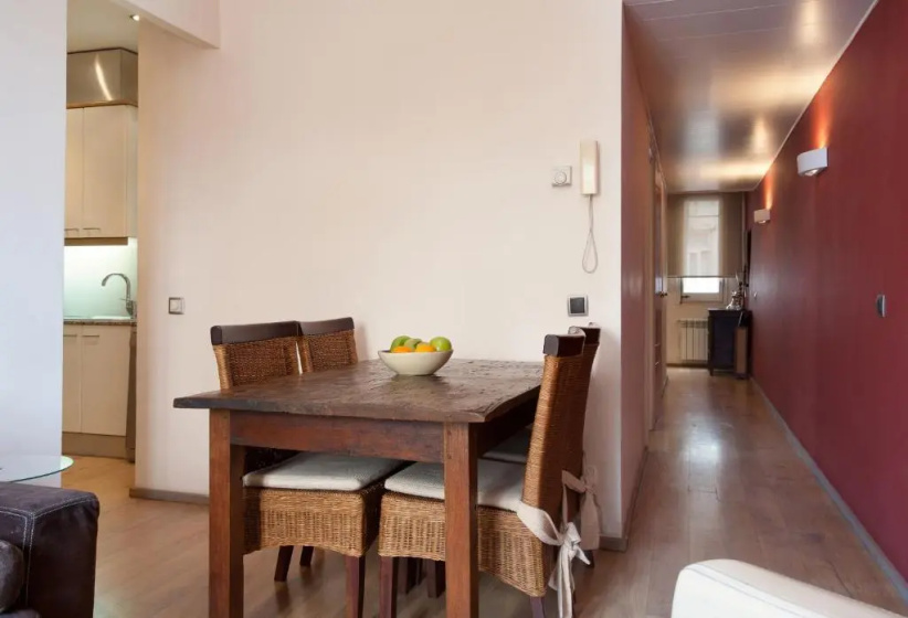 Enjoy Apartments Calabria — комфортный отель в Барселоне