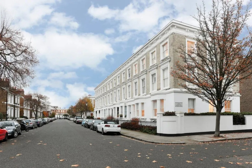 JOIVY Attractive Chelsea Apartment Sleeps 4 — отель с удобствами в Лондоне