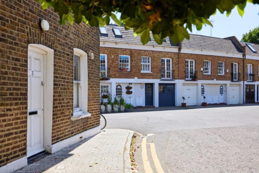 The Holland Park Crib - Classy 2bdr House — забронировать отель в Лондоне