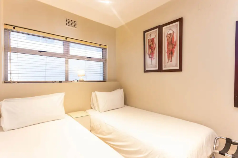 Цены на Third Floor sea Facing 2 Bedroom Apartment With Balcony в Кейптауне