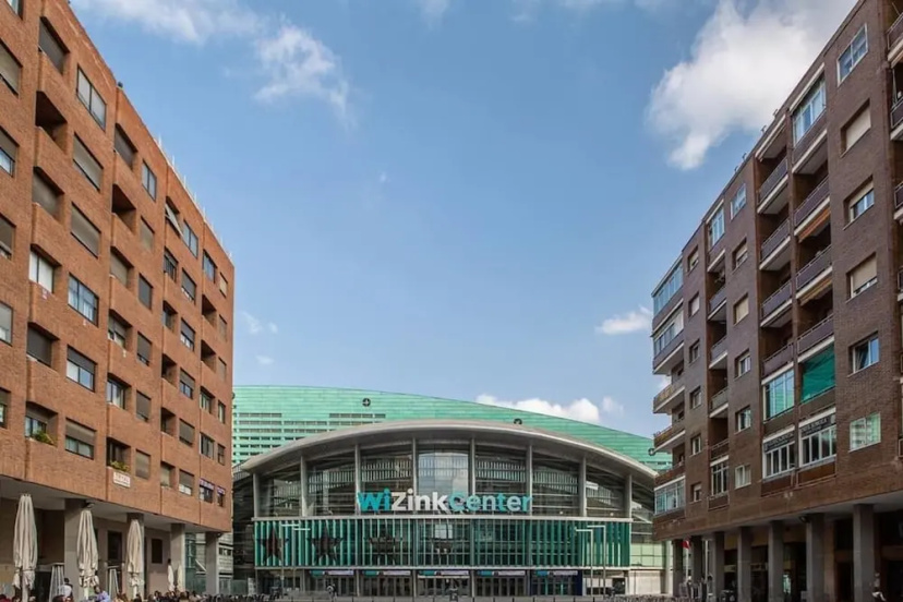 Sophisticated 3bed W/balcony 2min to Tube — забронировать отель в Мадриде