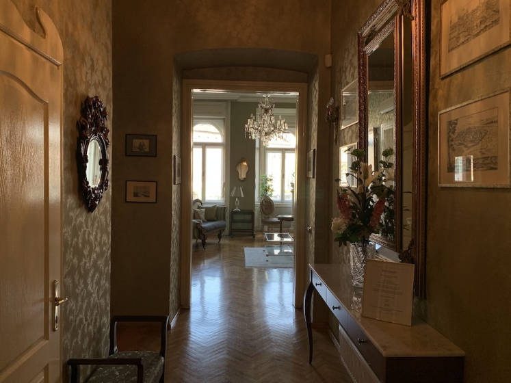 Цены на Luxury Apartment by Hi5-Baross Sqr Suite в Будапеште