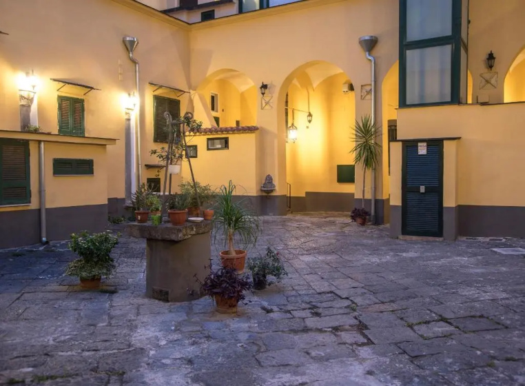 The Rock Apartment in Napoli — комфортный отель в Неаполе