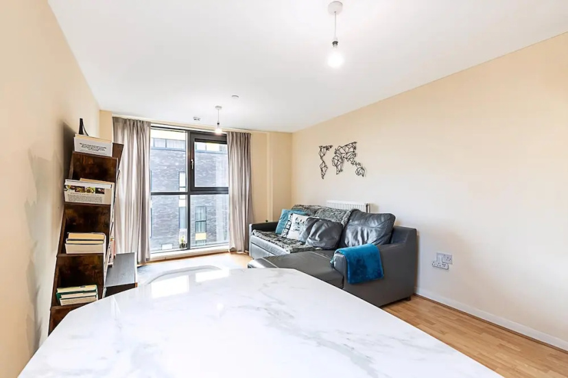 Цены на Sleek Flat w/ River Views In Canary Wharf в Лондоне