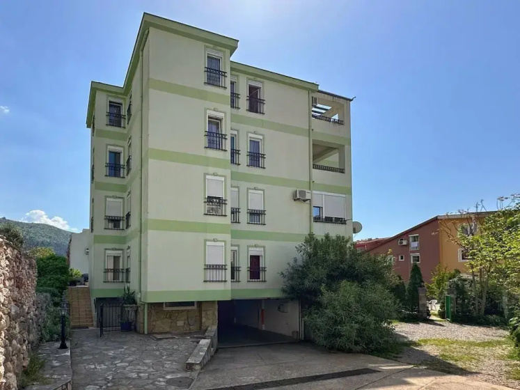 Club House Apartment with Garden and Pool — отель в Будва, Черногория