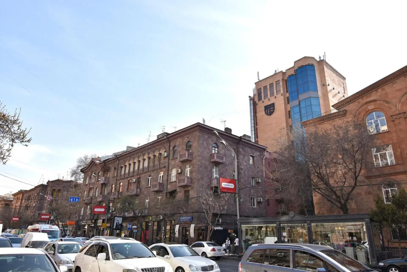 Amiryan street 1 bedroom Modern apartment With Balcony AM777 — отель с удобным расположением в Ереван